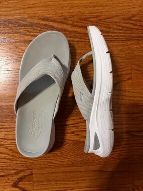 Skechers Women's White Cushioned Thong Sandals